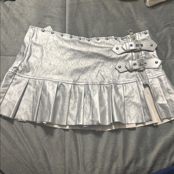 SHEIN Silver Mini Skirt with Buckle Detail - Picture 2 of 2